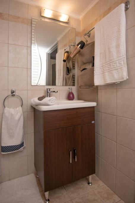 Lovely,Central, Spacious 2-Bedrooms Apartment Le Pirée Extérieur photo