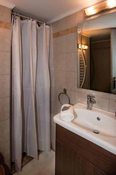 Lovely,Central, Spacious 2-Bedrooms Apartment Le Pirée Extérieur photo