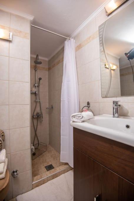 Lovely,Central, Spacious 2-Bedrooms Apartment Le Pirée Extérieur photo